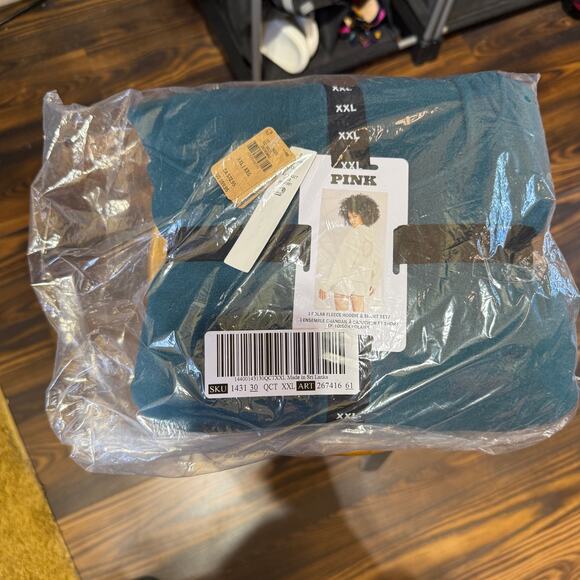 NWT Victoria’s Secret Polar Fleece Hoodie with Shorts Set Size XXL - Picture 5 of 9